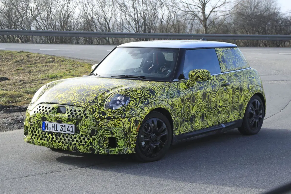 MINI Cooper: arriva il facelift per la variante termica [Foto Spia] (18)