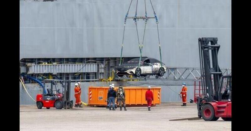 La nave bruciata Fremantle Highway non &egrave; poi cos&igrave; bruciata: molte  auto sono salve [VIDEO]