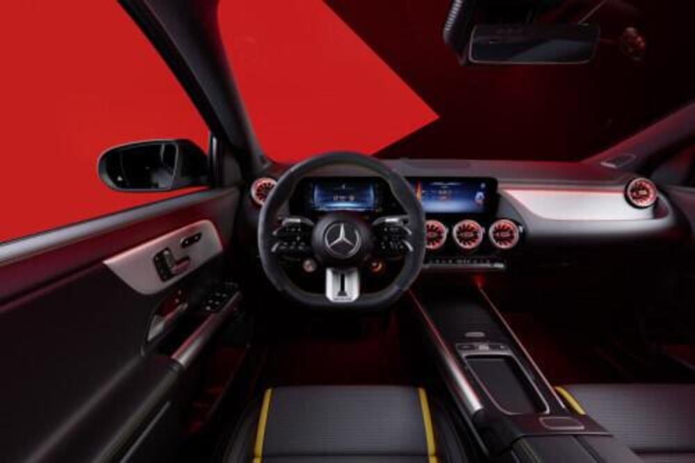 gli interni della nuova Mercedes AMG GLA45S 4matic+