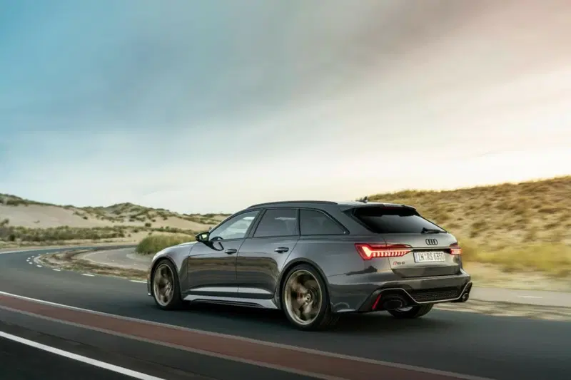 Vista posteriore dell'Audi RS 6 Performance