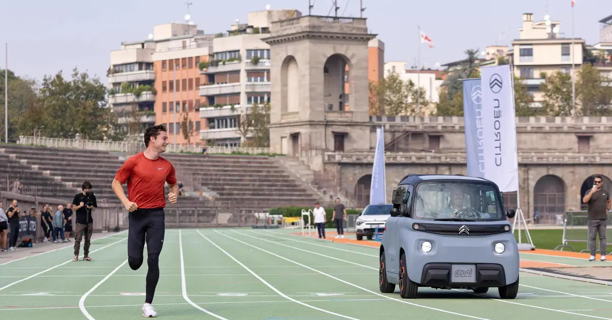 Filippo Tortu "svernicia" la Citroen AMI (che non ha la vernice) 