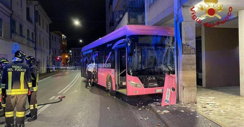 Pulman a Mestre, nuovo crash per La Linea contro un palazzo