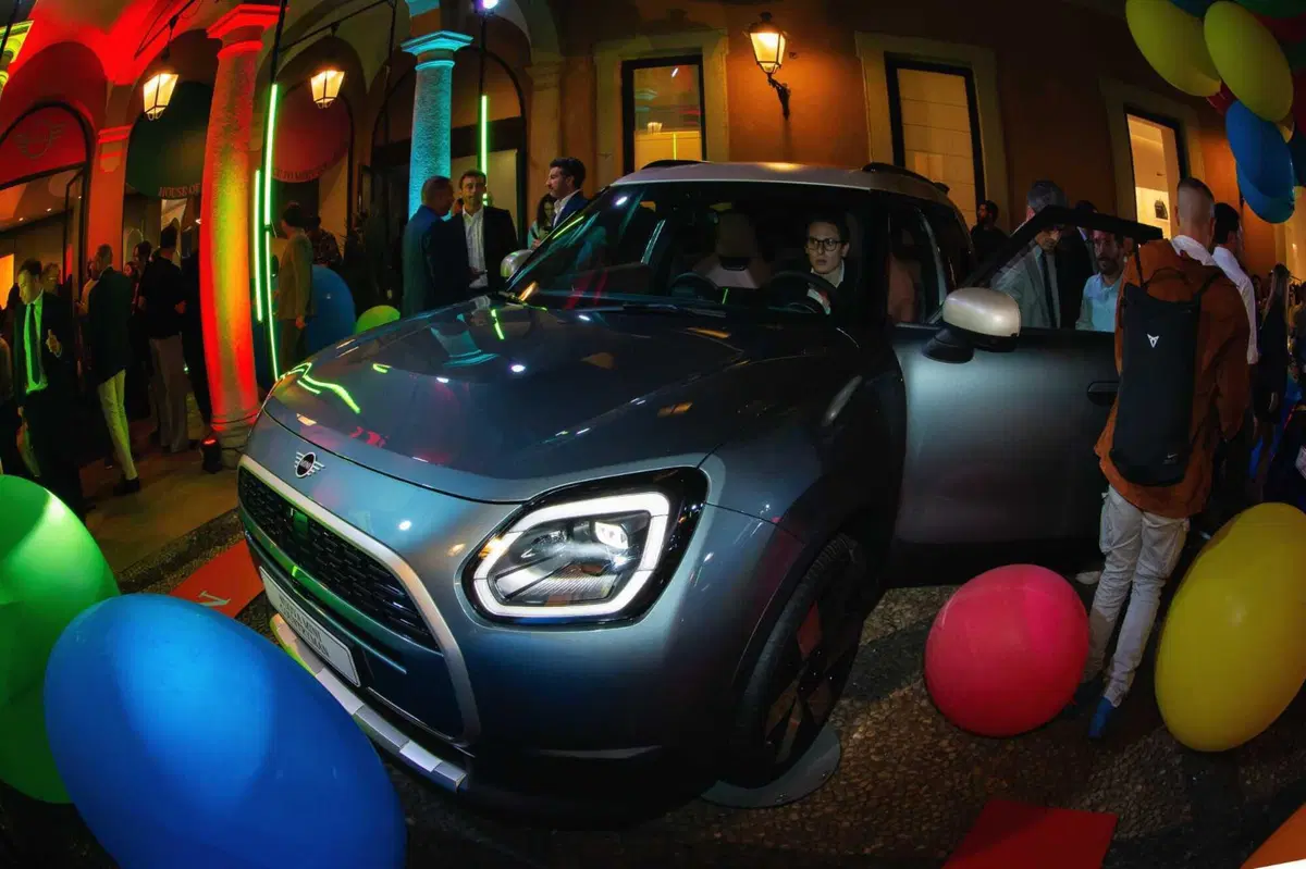 Mini, svelate a Milano in Montenapoleone la Cooper e la Countryman (6)