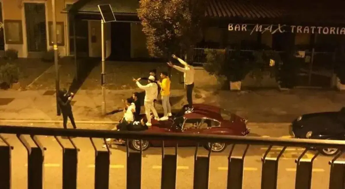 Jaguar E-Type (l'auto di Diabolik) devastata dopo il restauro per fare un selfie