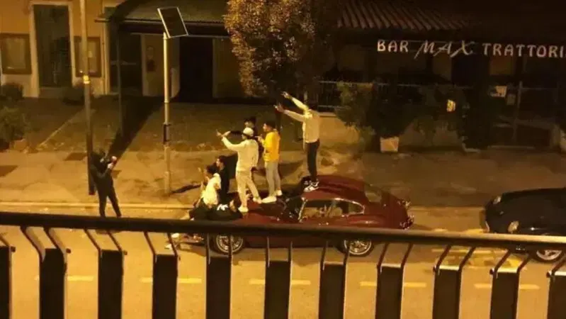 Jaguar E-Type (l'auto di Diabolik) devastata dopo il restauro per fare un selfie