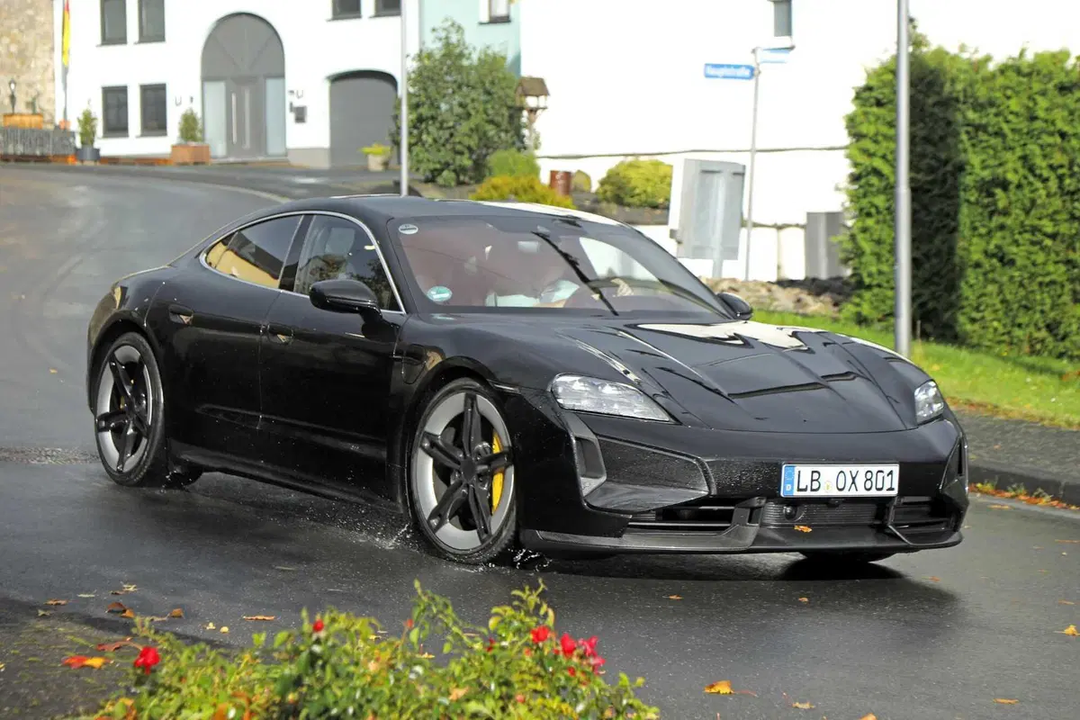 Porsche Taycan, ecco il nuovo Facelift [Foto Spia] (13)