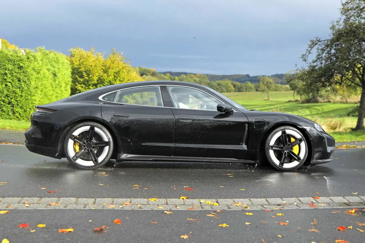 Porsche Taycan, ecco il nuovo Facelift [Foto Spia] (15)