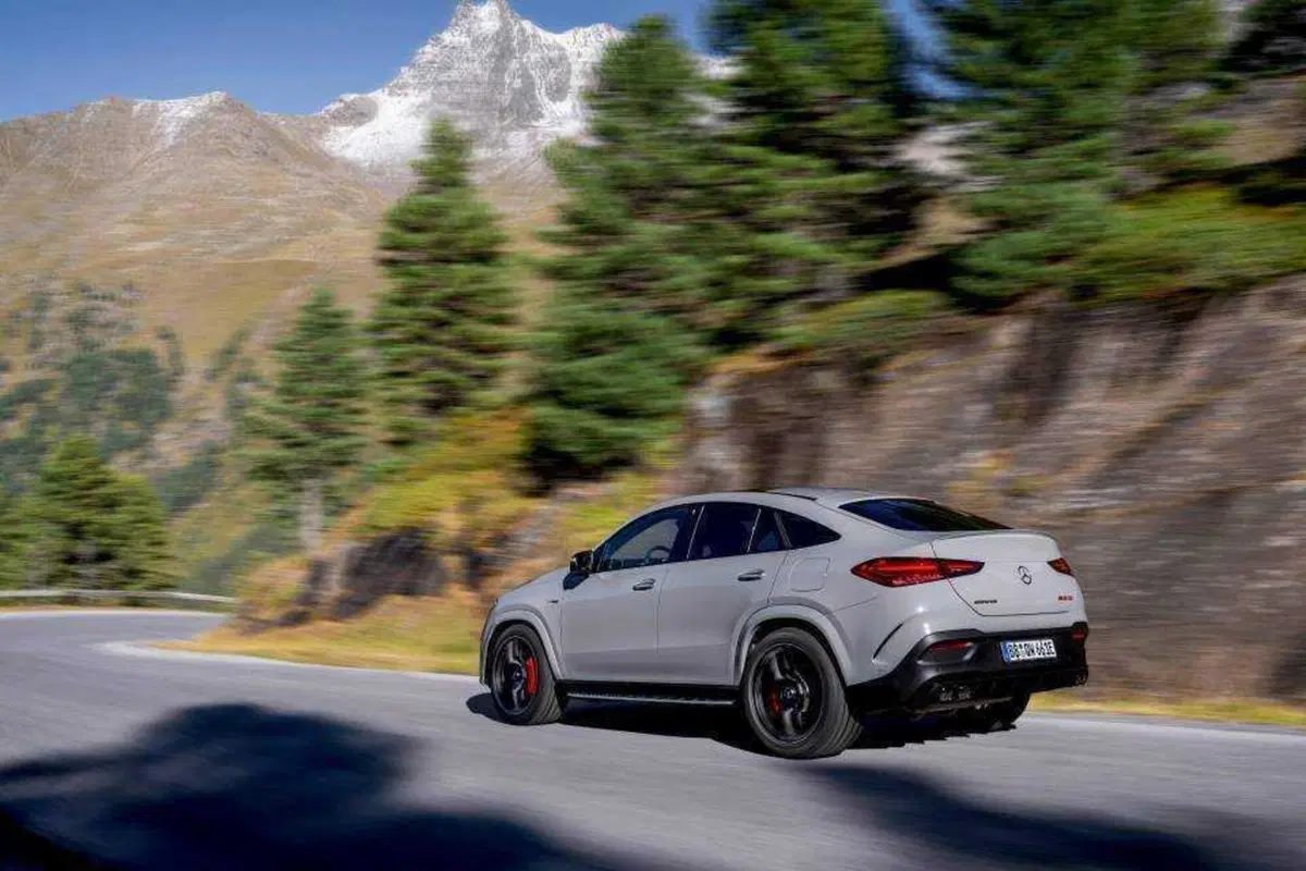 Mercedes AMG GLE 53: potenza di una plug-in hybrid (7)
