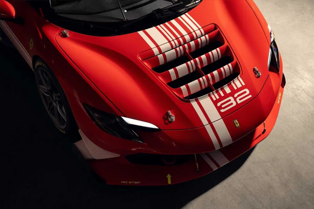 Ferrari 296 Challenge: ci vuole un fisico allenato