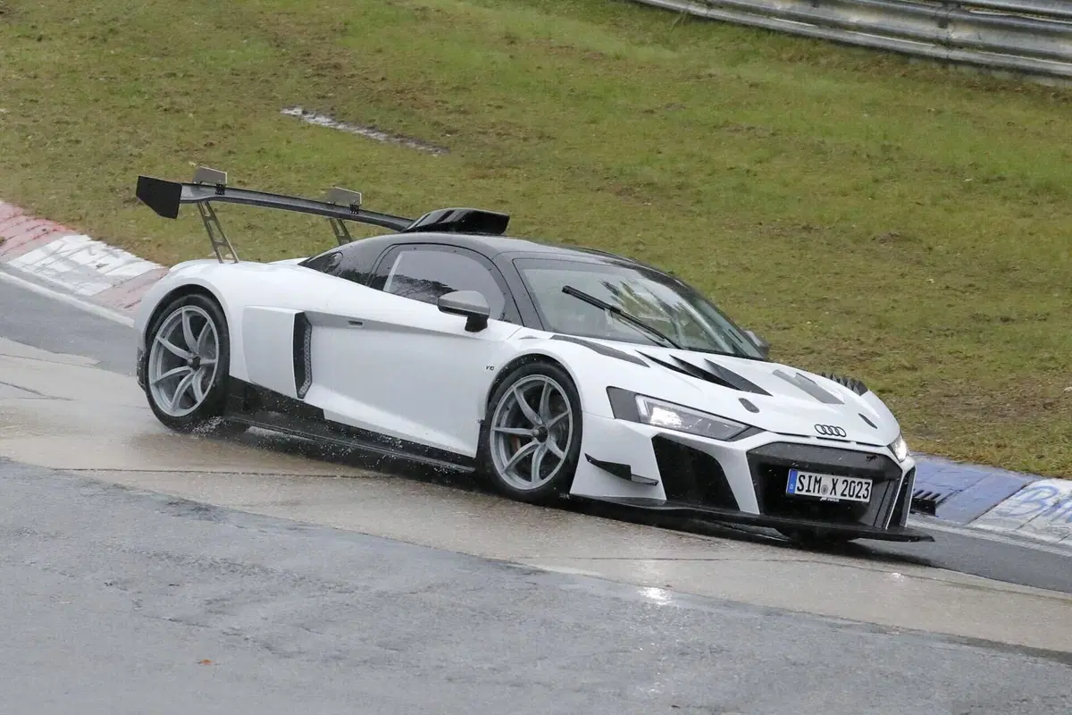 Audi R8 GT3, saranno solo 100 i fortunati  [Foto Spia] (2)