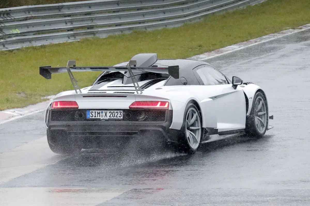 Audi R8 GT3, saranno solo 100 i fortunati  [Foto Spia] (7)