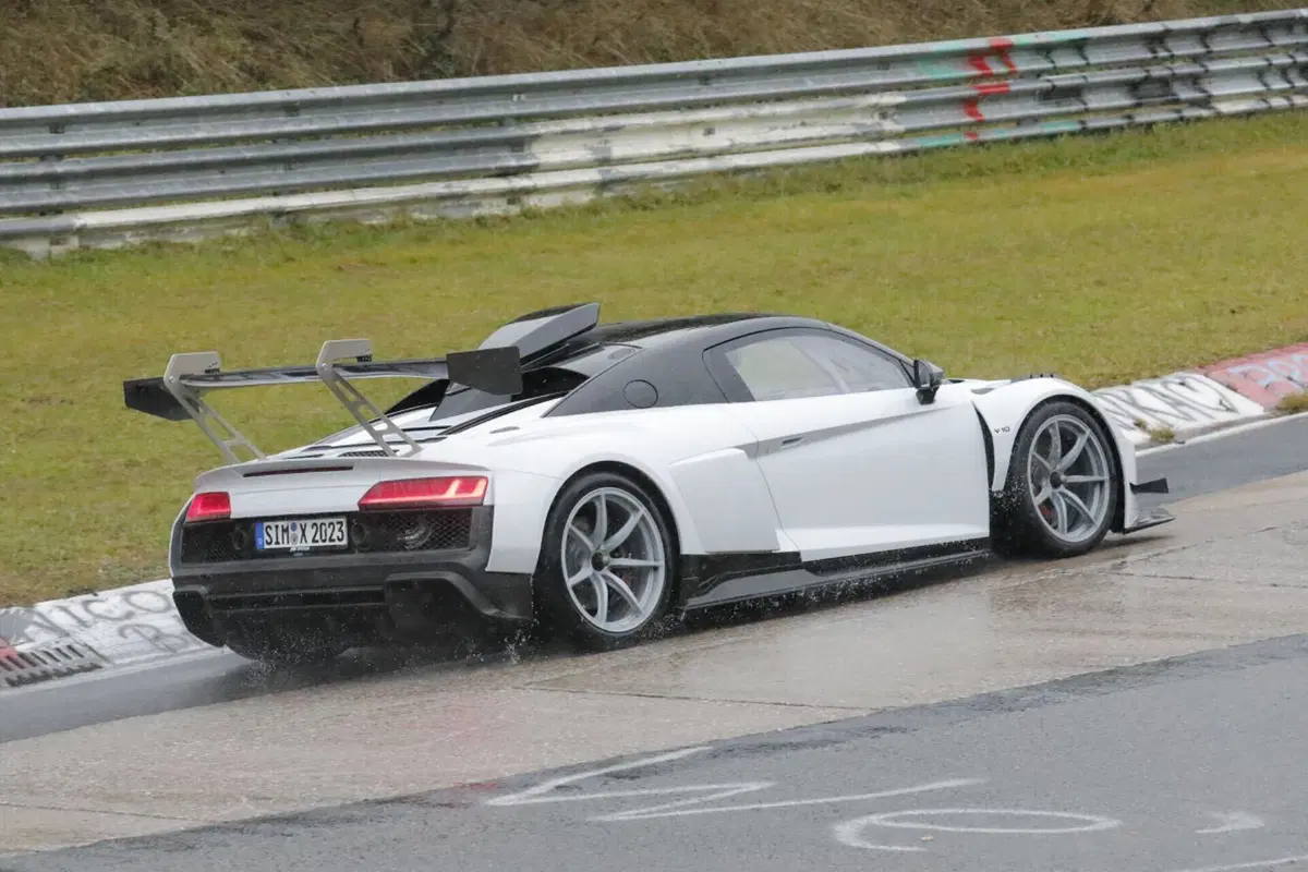Audi R8 GT3, saranno solo 100 i fortunati  [Foto Spia] (8)