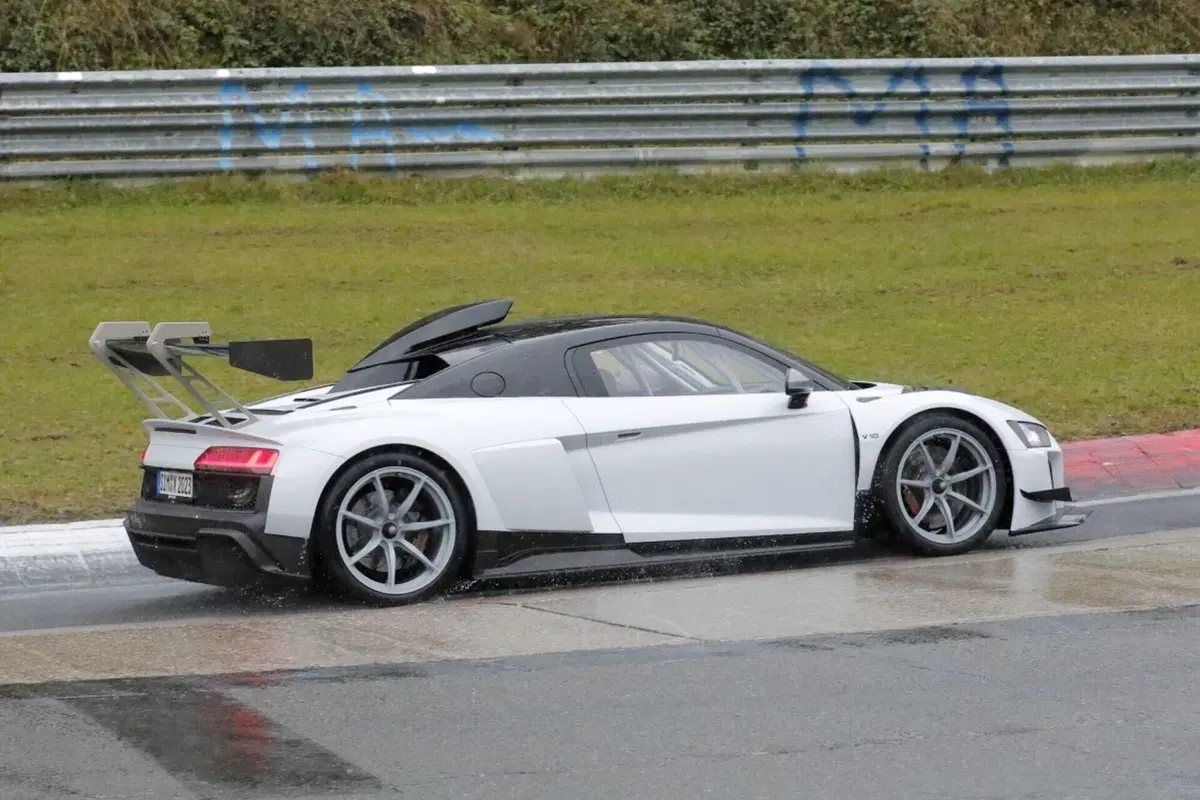 Audi R8 GT3, saranno solo 100 i fortunati  [Foto Spia] (9)