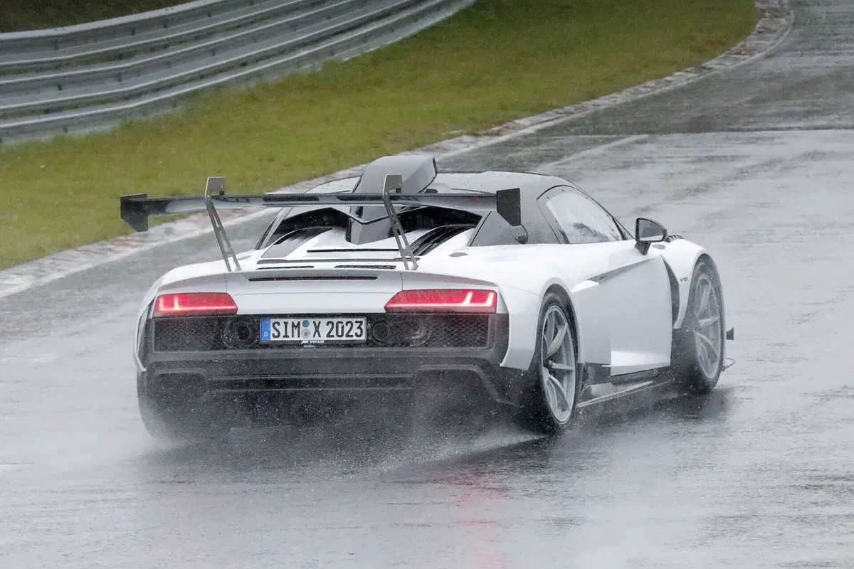 Audi R8 GT3, saranno solo 100 i fortunati  [Foto Spia] (11)