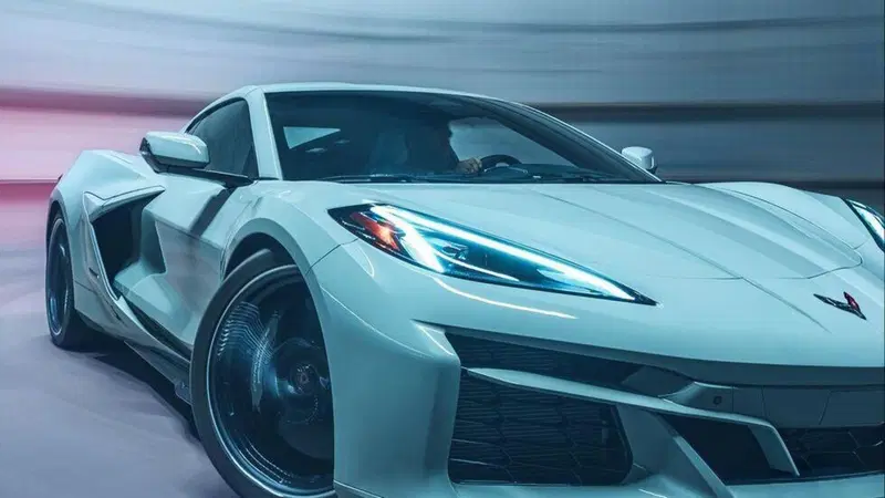 Corvette E-Ray: l'ibrida scatta al semaforo come una Ferrari 296 GTB