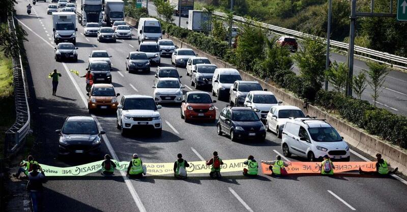 Carcere per chi manifesta bloccando le strade: proposta della Lega