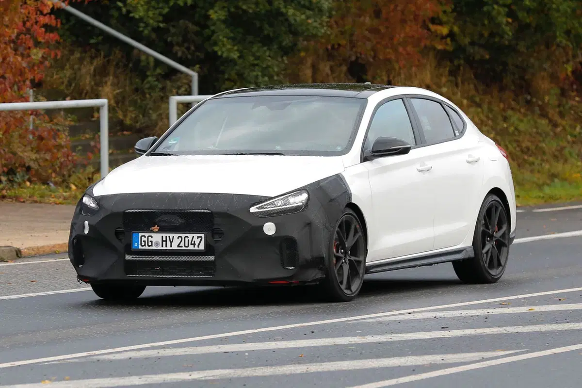 Hyundai i30 N Fastback, ecco il nuovo facelift [Foto Spia] (7)