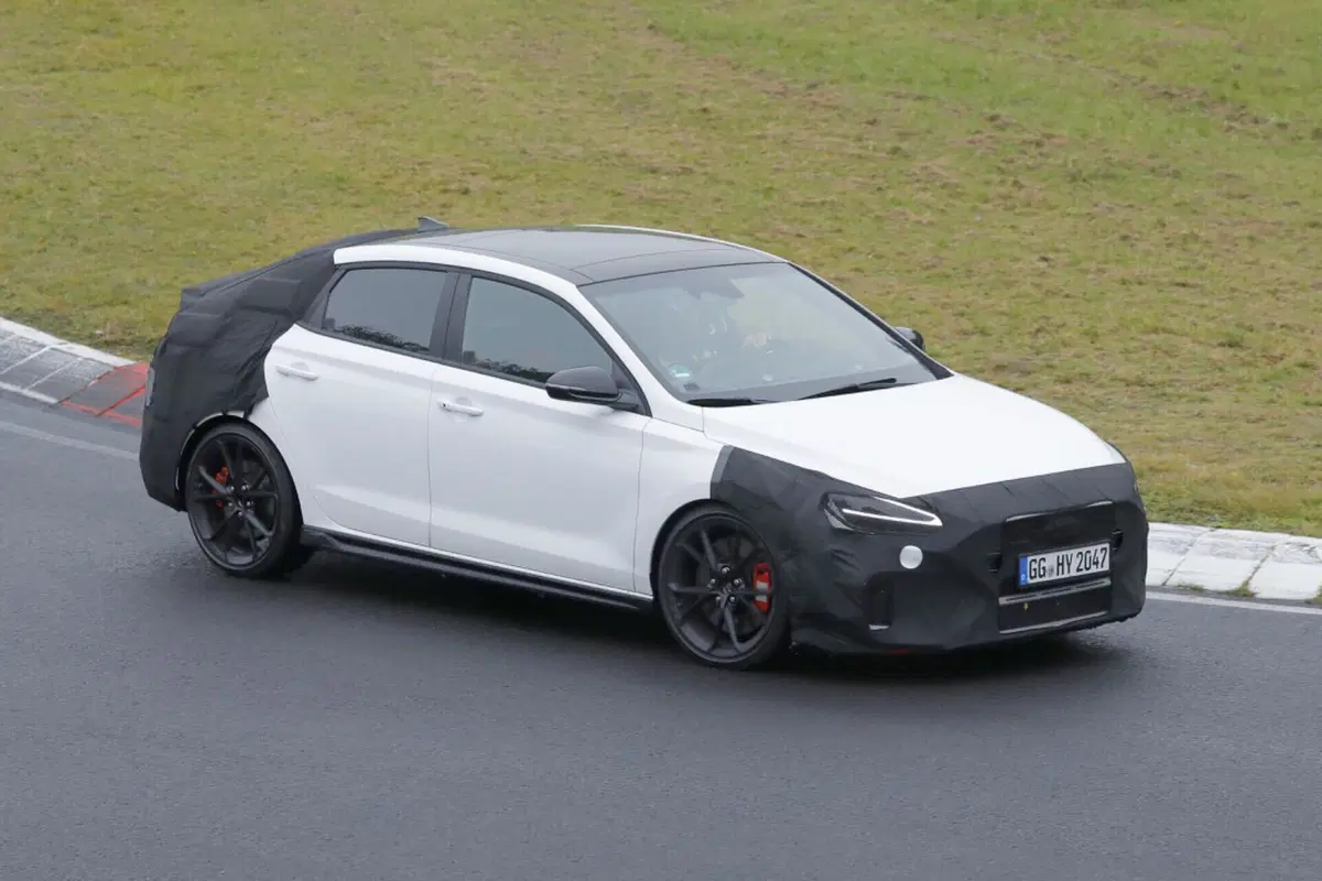 Hyundai i30 N Fastback, ecco il nuovo facelift [Foto Spia] (9)