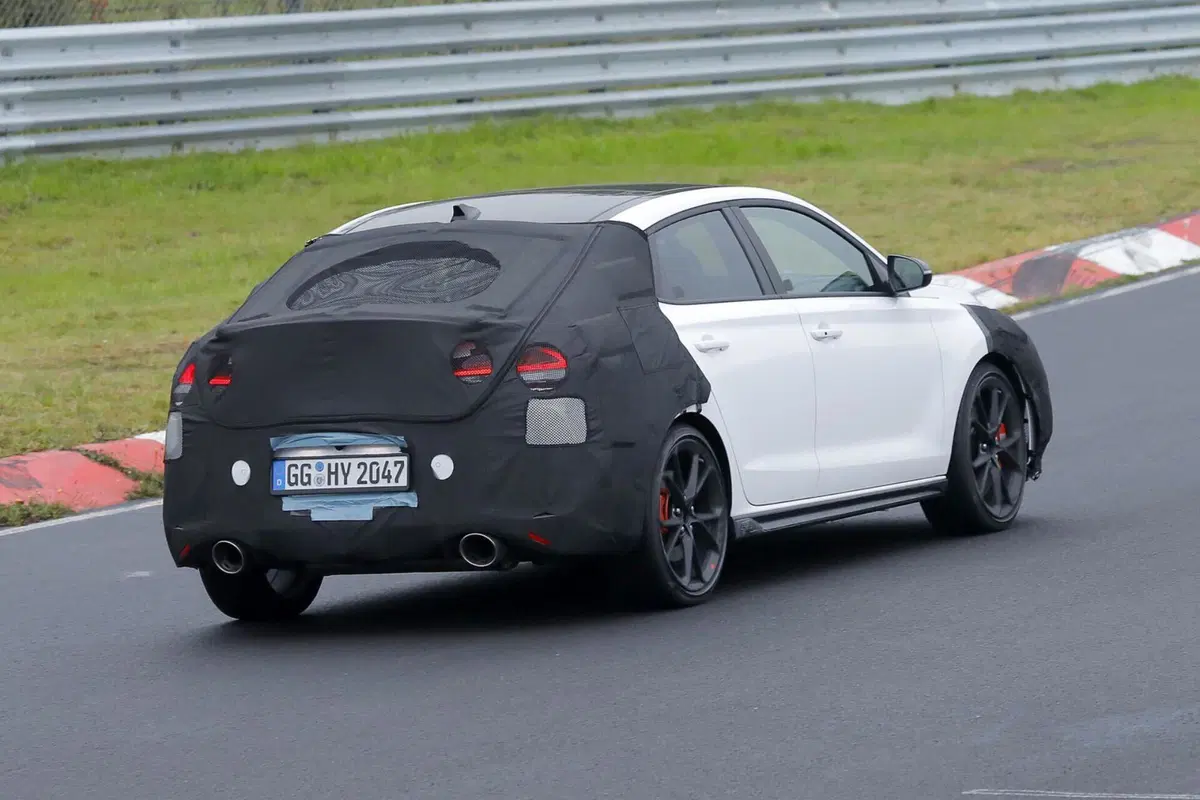 Hyundai i30 N Fastback, ecco il nuovo facelift [Foto Spia] (11)