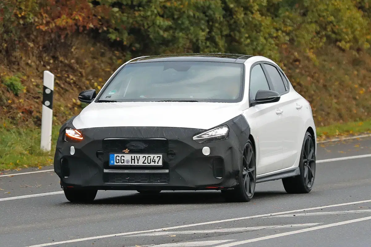 Hyundai i30 N Fastback, ecco il nuovo facelift [Foto Spia] (2)