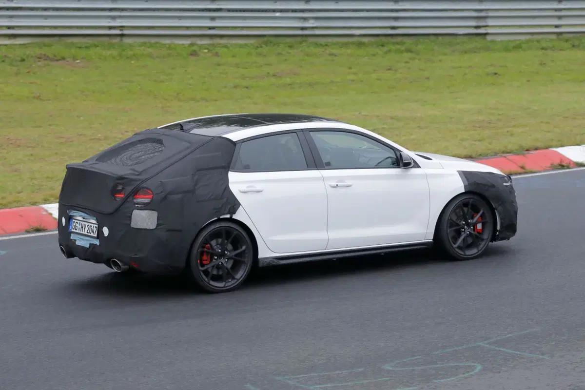Hyundai i30 N Fastback, ecco il nuovo facelift [Foto Spia] (10)