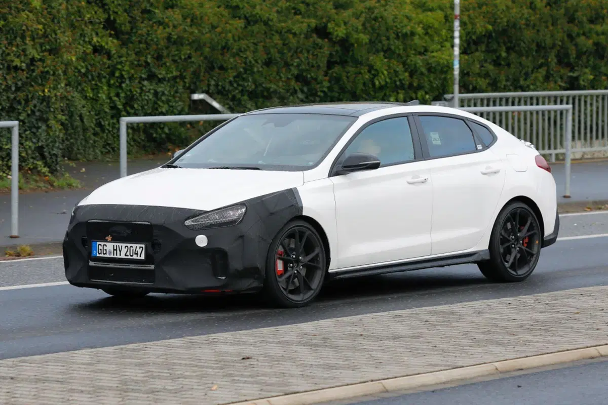 Hyundai i30 N Fastback, ecco il nuovo facelift [Foto Spia] (12)