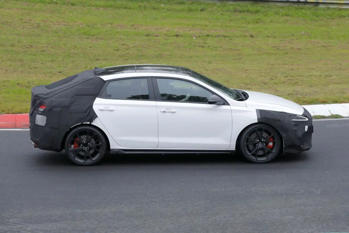 Hyundai i30 N Fastback, ecco il nuovo facelift [Foto Spia] (13)
