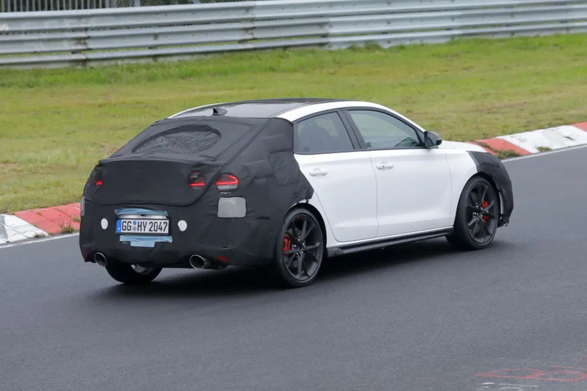 Hyundai i30 N Fastback, ecco il nuovo facelift [Foto Spia] (17)