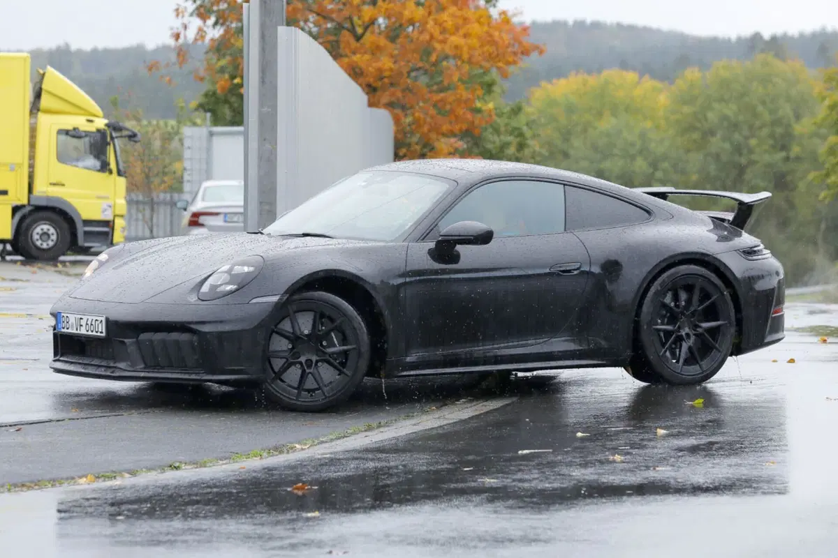 Porsche 911: il nuovo facelift arriva nel 2024 [Foto Spia] (5)