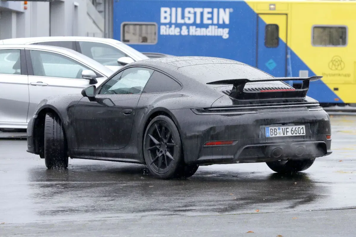 Porsche 911: il nuovo facelift arriva nel 2024 [Foto Spia] (6)
