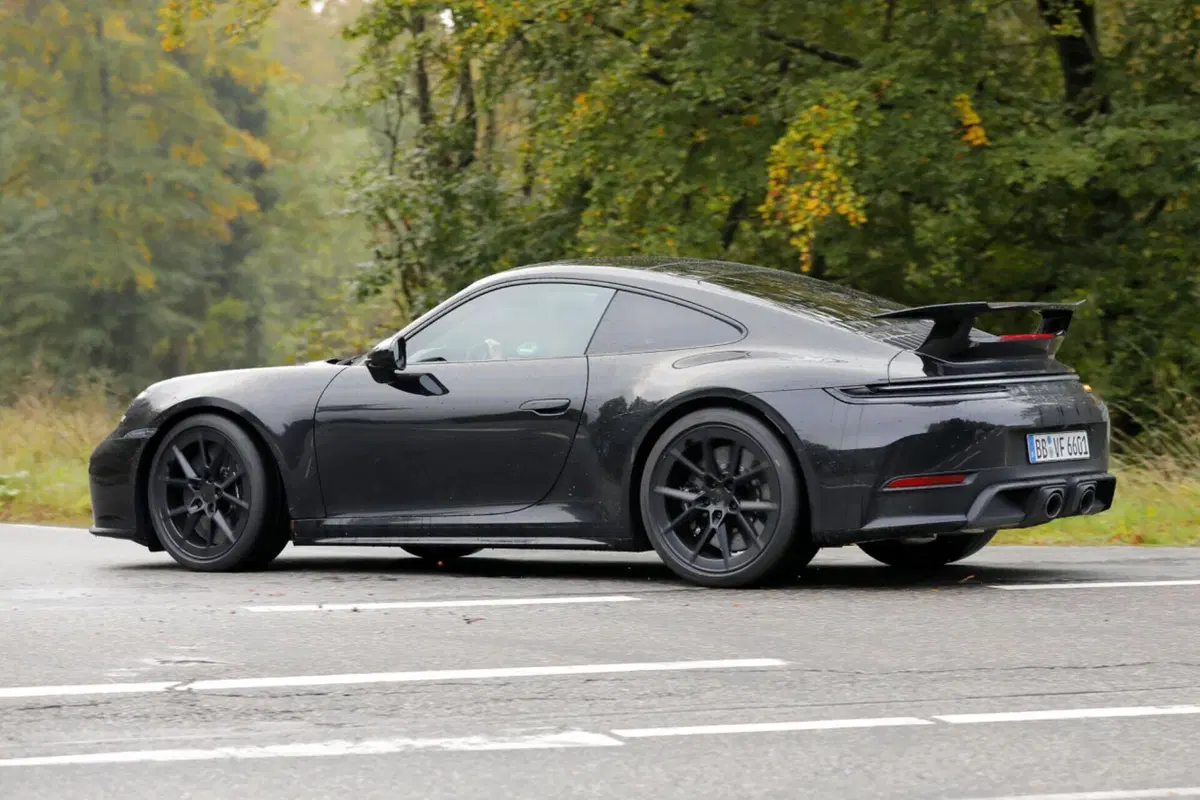 Porsche 911: il nuovo facelift arriva nel 2024 [Foto Spia] (7)