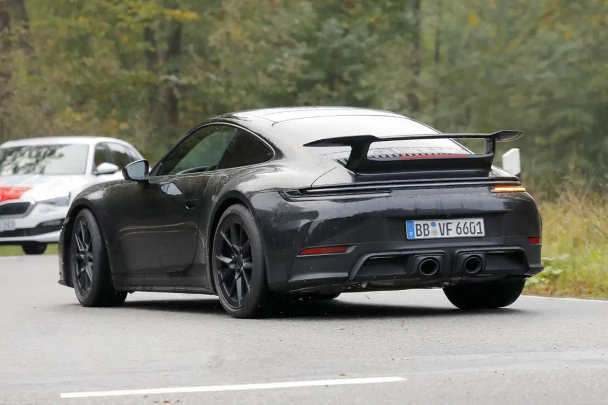 Porsche 911: il nuovo facelift arriva nel 2024 [Foto Spia] (9)