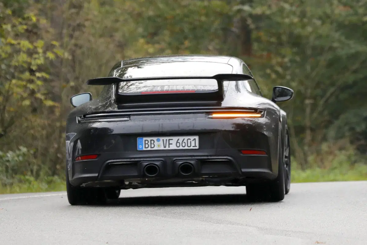 Porsche 911: il nuovo facelift arriva nel 2024 [Foto Spia] (10)