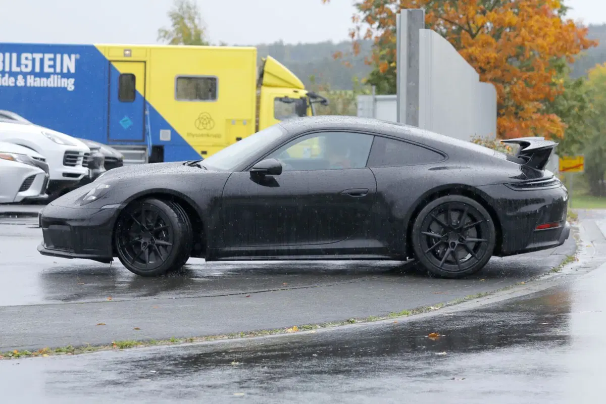 Porsche 911: il nuovo facelift arriva nel 2024 [Foto Spia] (12)