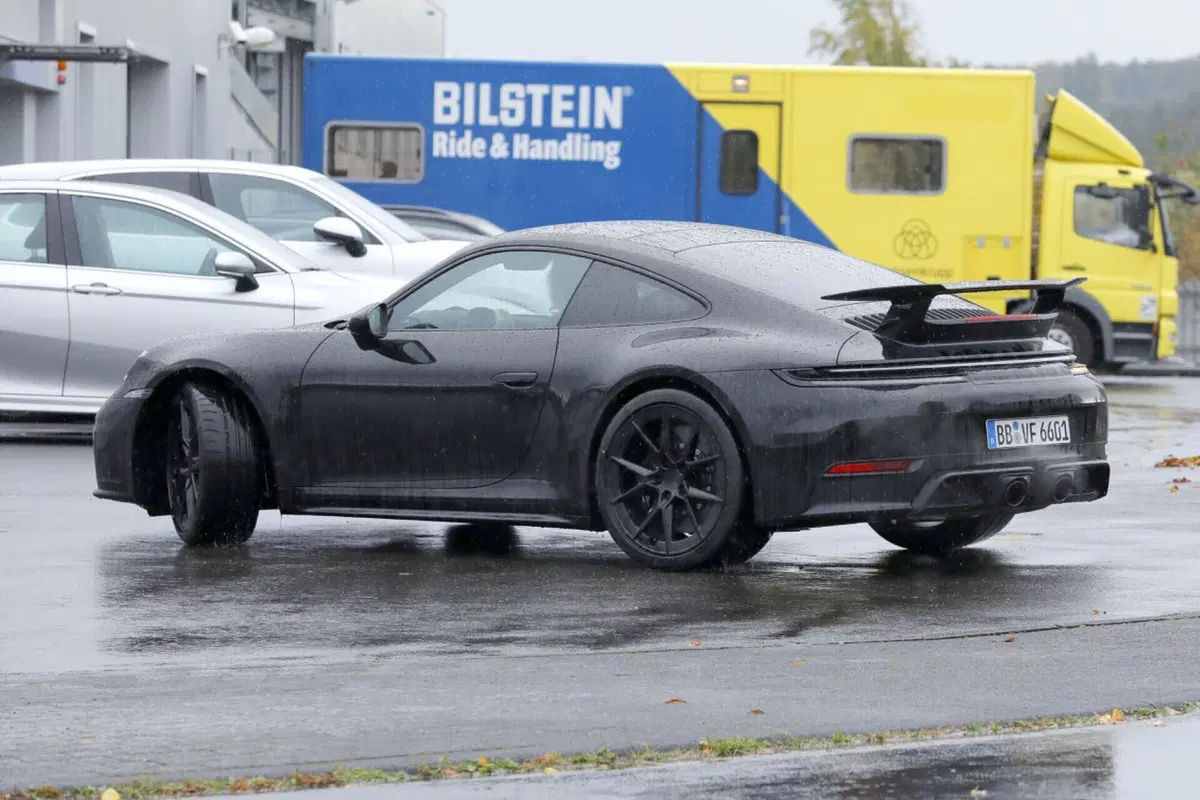 Porsche 911: il nuovo facelift arriva nel 2024 [Foto Spia] (14)