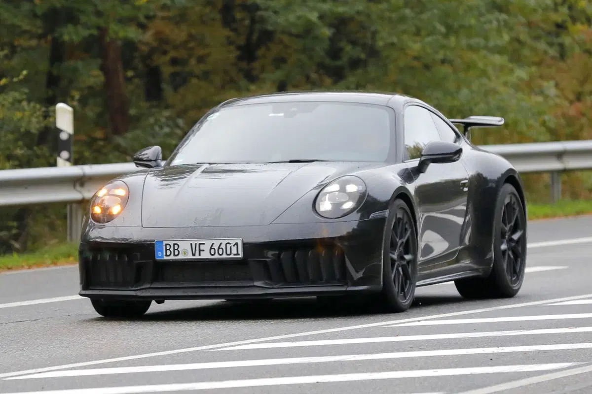Porsche 911: il nuovo facelift arriva nel 2024 [Foto Spia] (13)