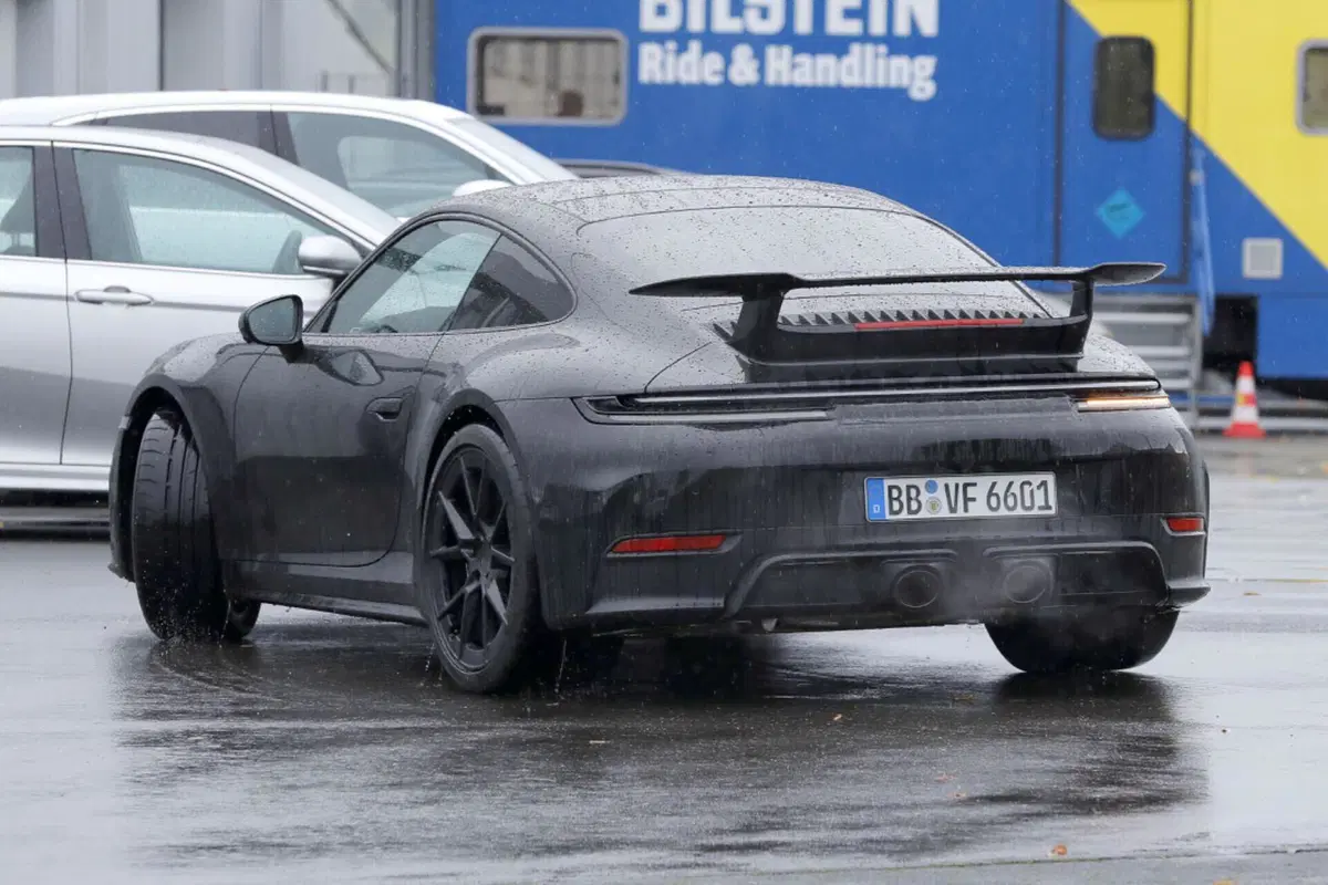 Porsche 911: il nuovo facelift arriva nel 2024 [Foto Spia] (15)