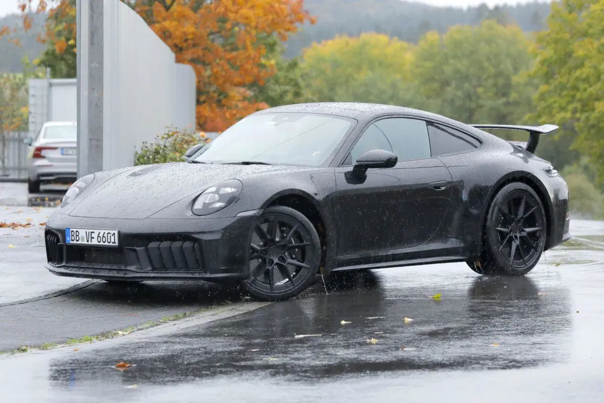 Porsche 911: il nuovo facelift arriva nel 2024 [Foto Spia] (17)