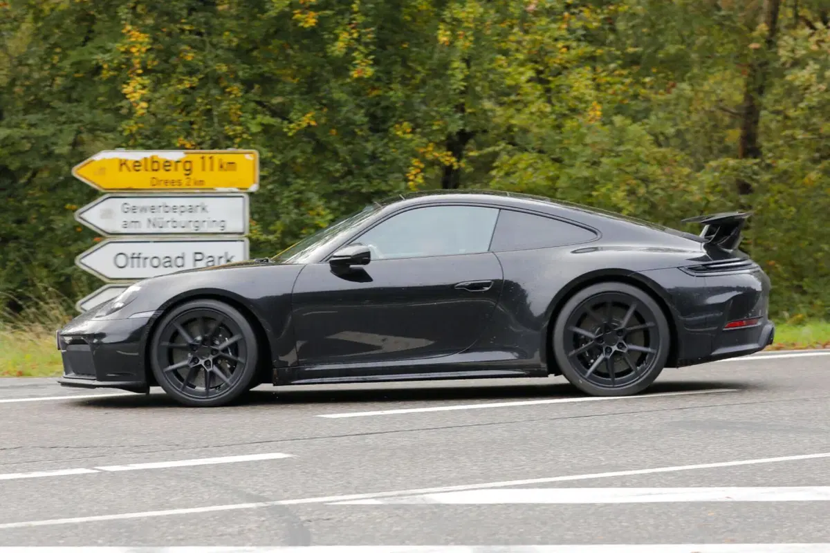 Porsche 911: il nuovo facelift arriva nel 2024 [Foto Spia] (18)