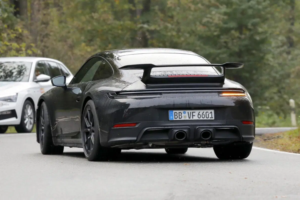 Porsche 911: il nuovo facelift arriva nel 2024 [Foto Spia] (19)