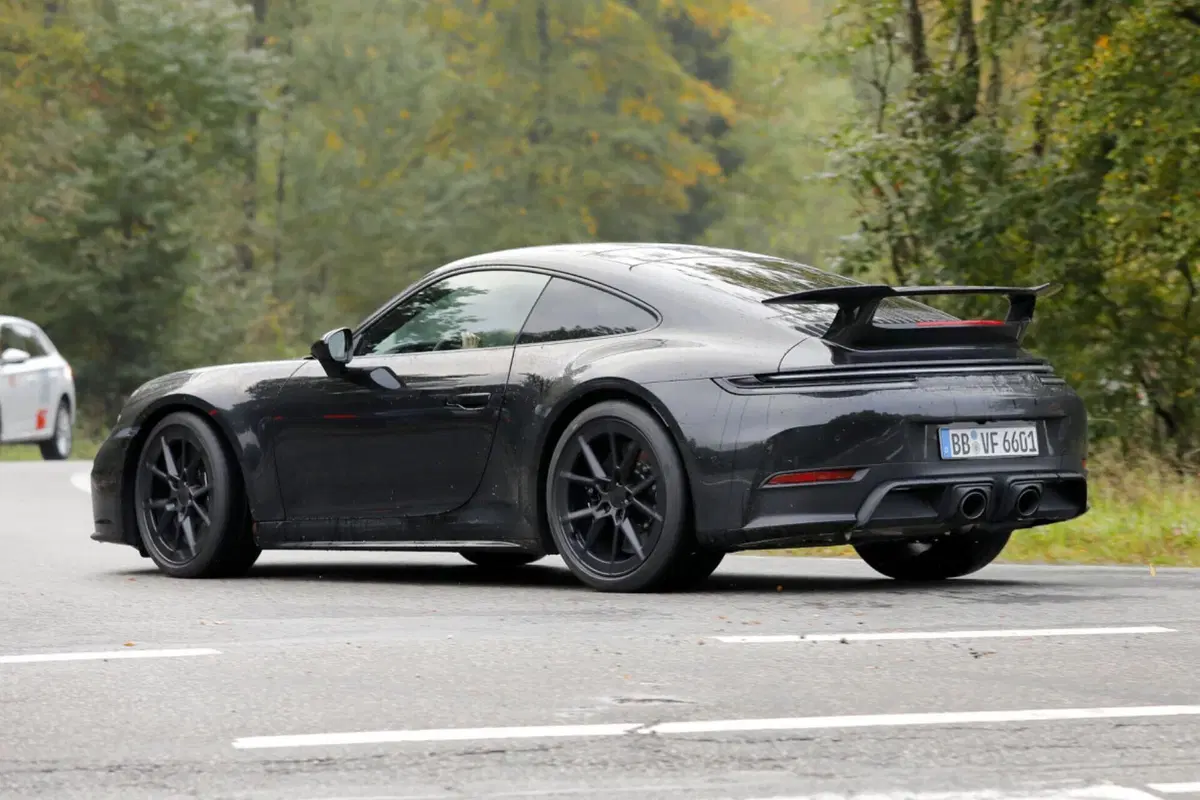 Porsche 911: il nuovo facelift arriva nel 2024 [Foto Spia] (20)