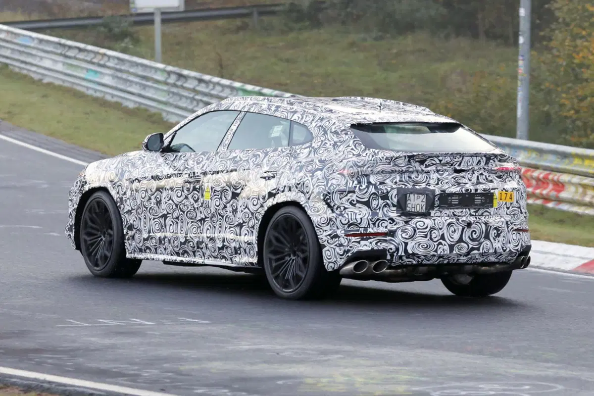 Lamborghini Urus, ecco la variante ibrida Plug-In [Foto Spia] (2)