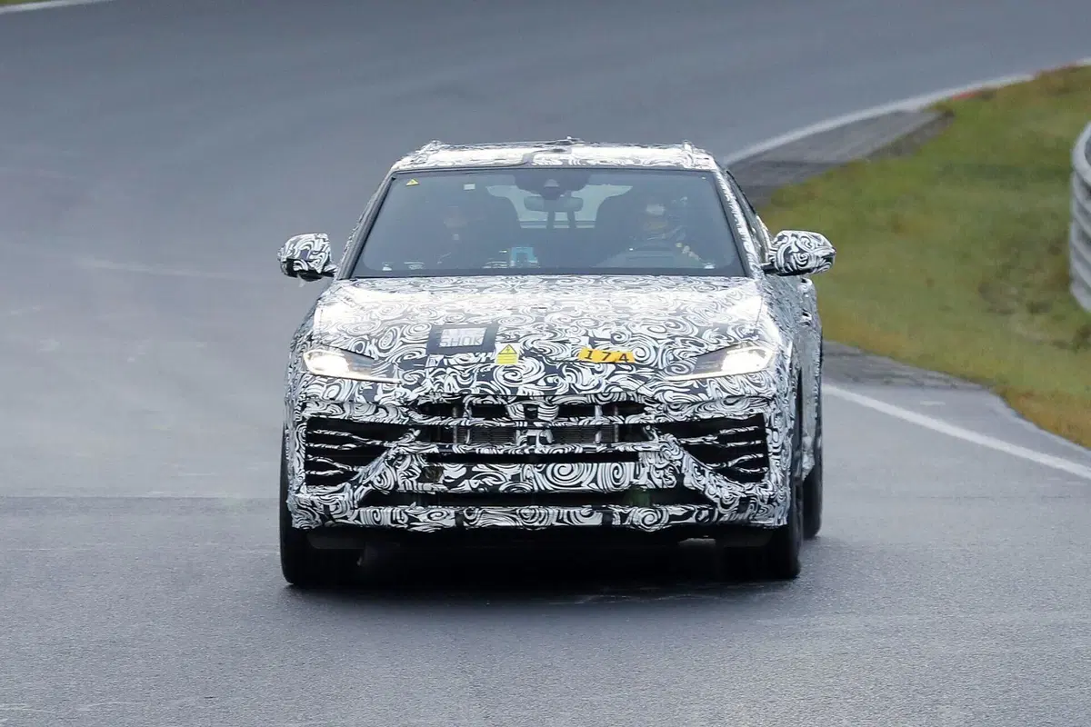 Lamborghini Urus, ecco la variante ibrida Plug-In [Foto Spia] (3)