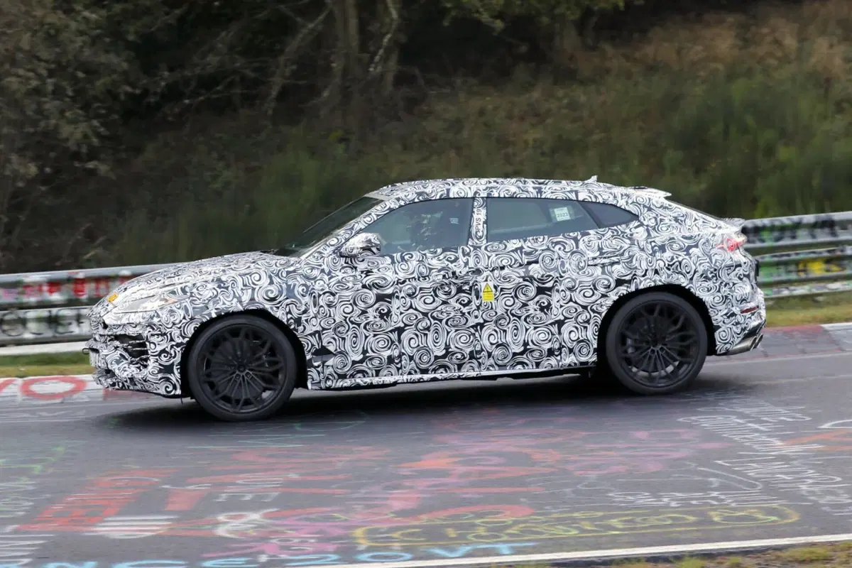Lamborghini Urus, ecco la variante ibrida Plug-In [Foto Spia] (4)