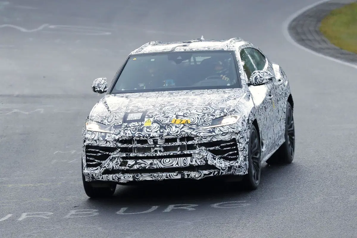 Lamborghini Urus, ecco la variante ibrida Plug-In [Foto Spia] (6)