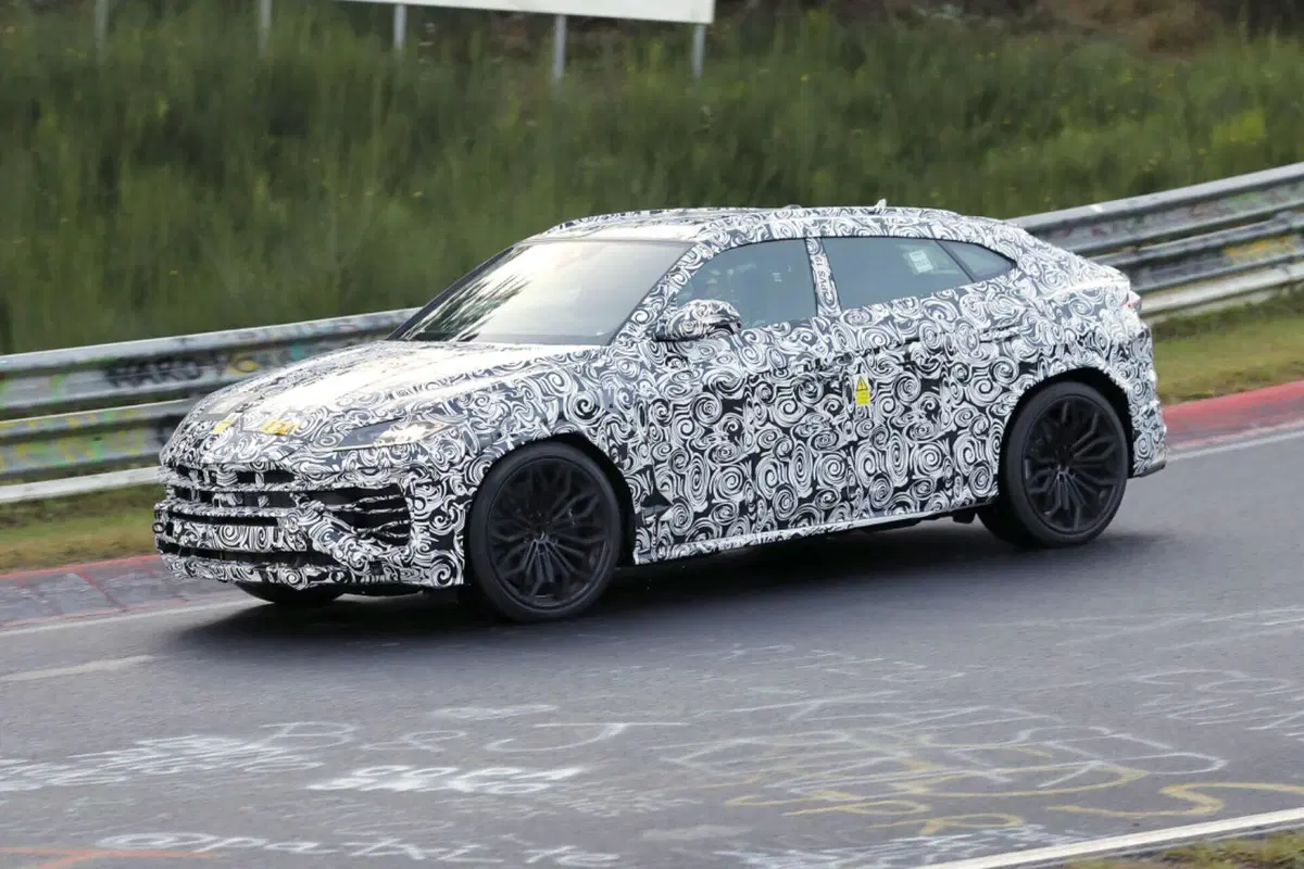 Lamborghini Urus, ecco la variante ibrida Plug-In [Foto Spia] (7)