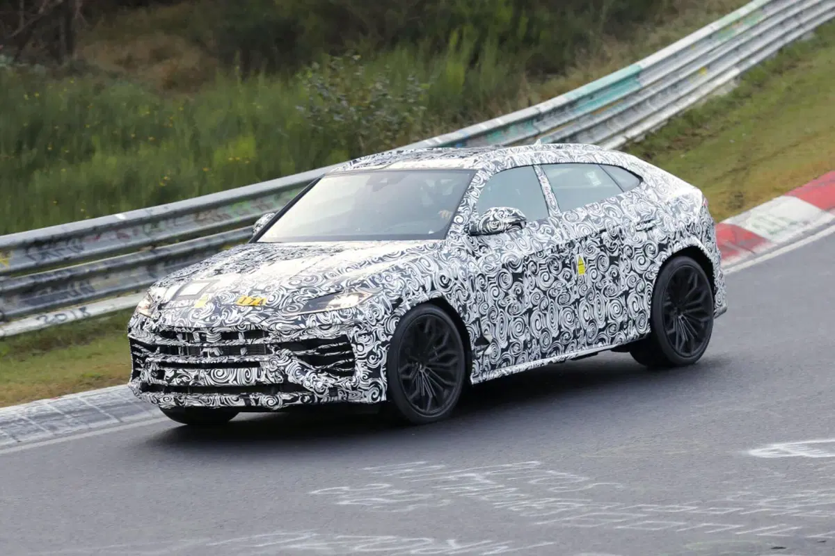 Lamborghini Urus, ecco la variante ibrida Plug-In [Foto Spia] (10)