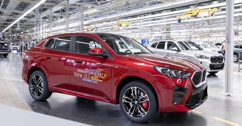 Ecco la prima BMW X2 che esce dalla linea di produzione 