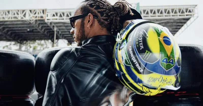 Formula 1. L'omaggio di Lewis Hamilton ad Ayrton Senna: il casco speciale per il GP del Brasile 