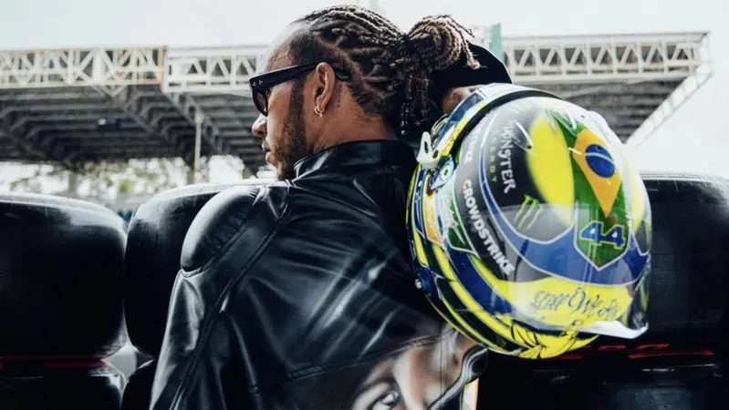 Formula 1. L'omaggio di Lewis Hamilton ad Ayrton Senna: il casco speciale per il GP del Brasile 
